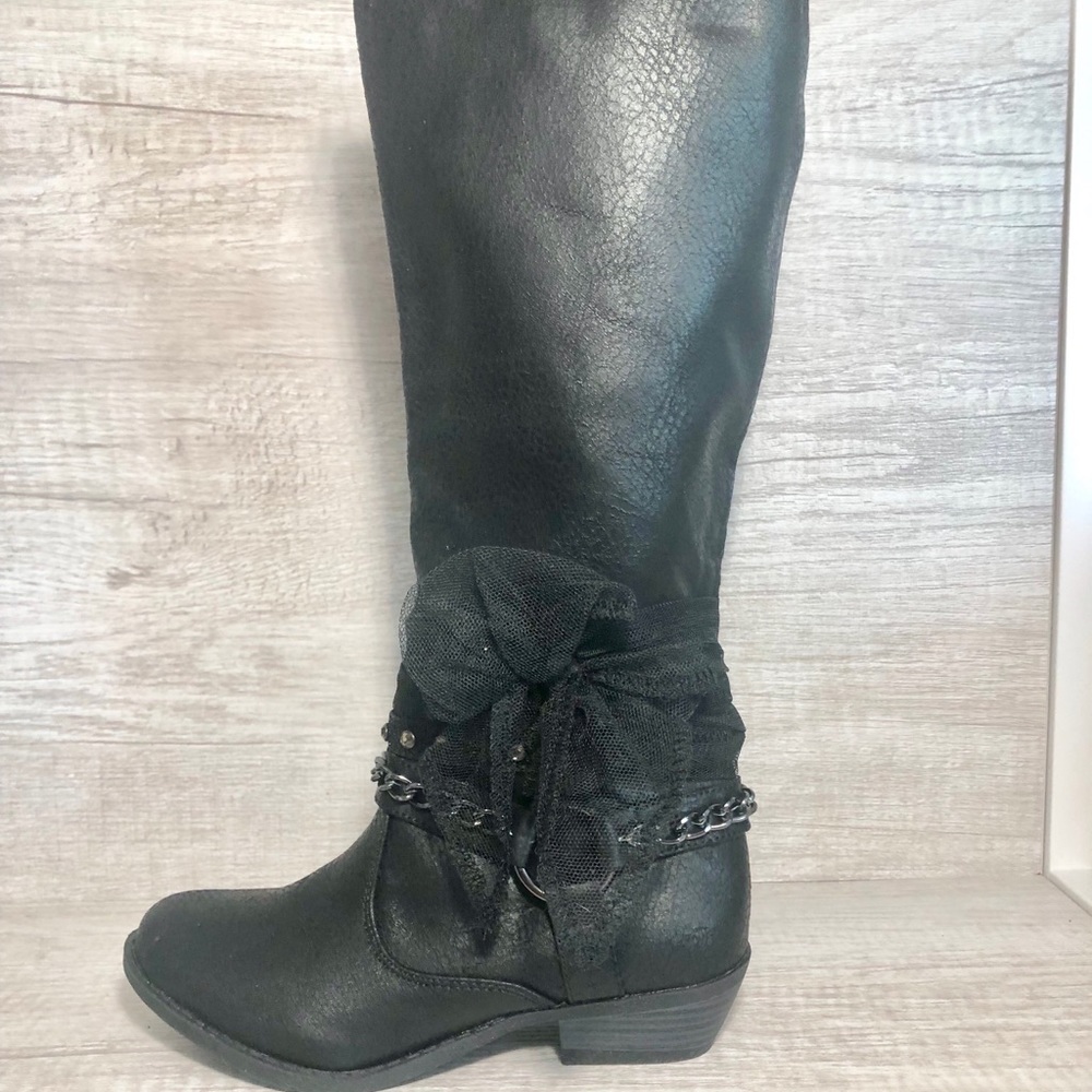 Girl’s Boots with Detailing
